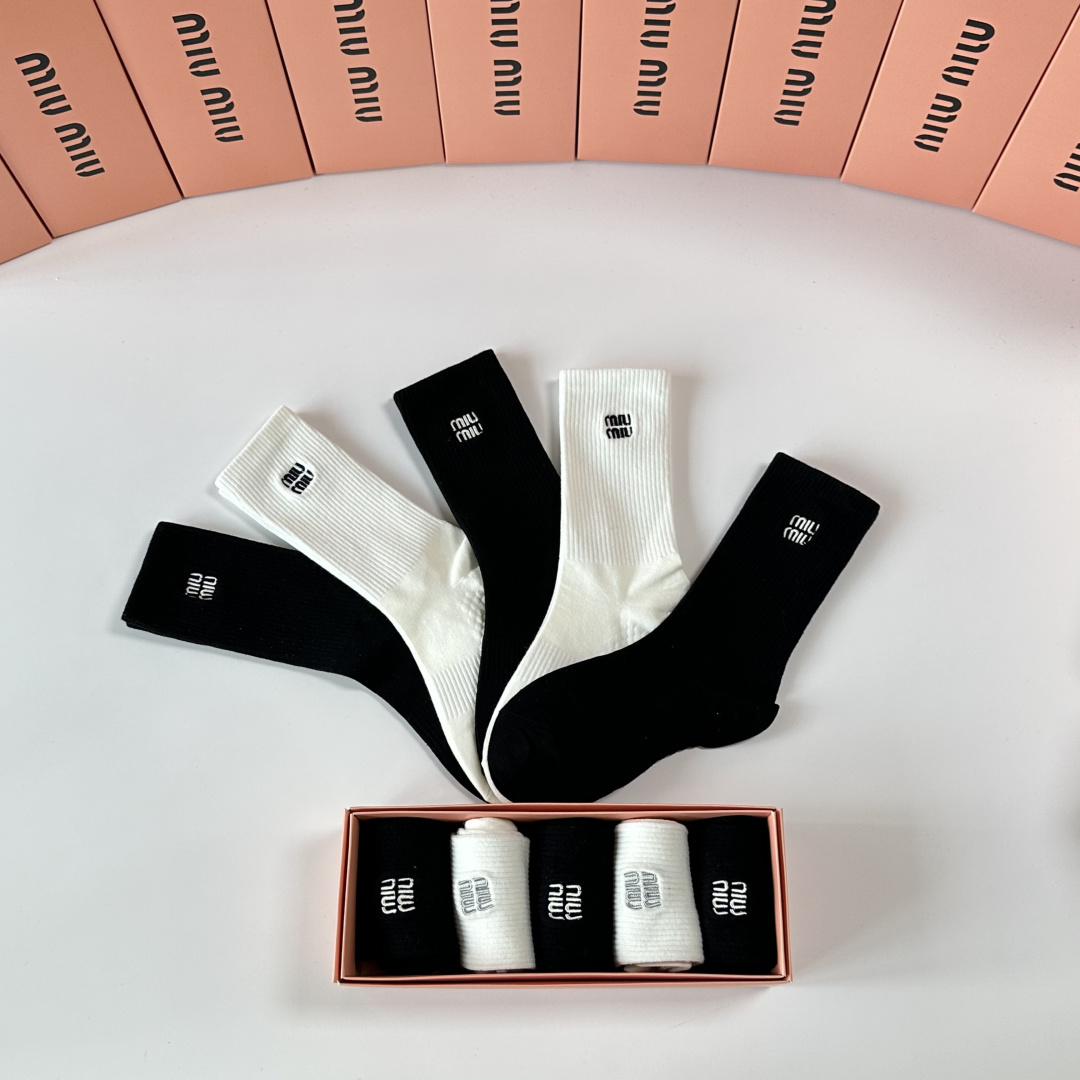 💛配包装MiuMiu（缪缪）新款刺绣中长款堆堆袜袜子！一盒五双， 专柜同步筒款袜子，💛大牌出街，潮人必备