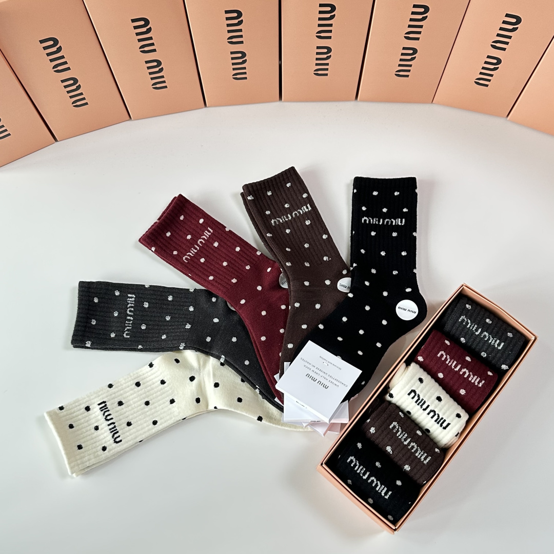 💛配专柜包装MiuMiu（缪缪）新款羊毛中长款堆堆袜袜子！一盒五双，专柜同步筒袜袜子，💛大牌出街，潮人必