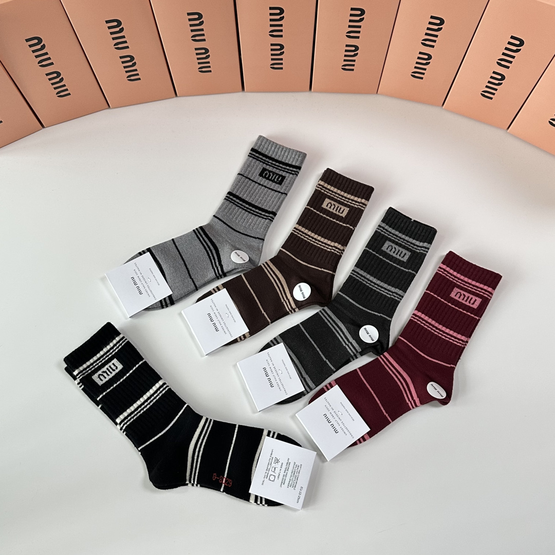 💛配专柜包装MiuMiu（缪缪）新款羊毛中长款堆堆袜袜子！一盒五双，专柜同步筒袜袜子，💛大牌出街，潮人必