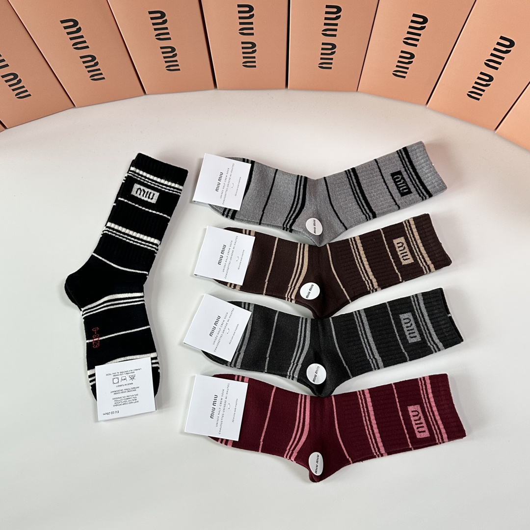 💛配专柜包装MiuMiu（缪缪）新款羊毛中长款堆堆袜袜子！一盒五双，专柜同步筒袜袜子，💛大牌出街，潮人必