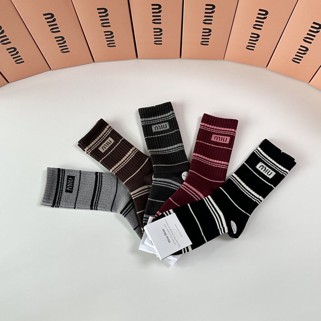💛配专柜包装MiuMiu（缪缪）新款羊毛中长款堆堆袜袜子！一盒五双，专柜同步筒袜袜子，💛大牌出街，潮人必