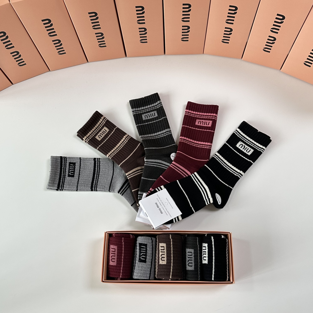 💛配专柜包装MiuMiu（缪缪）新款羊毛中长款堆堆袜袜子！一盒五双，专柜同步筒袜袜子，💛大牌出街，潮人必