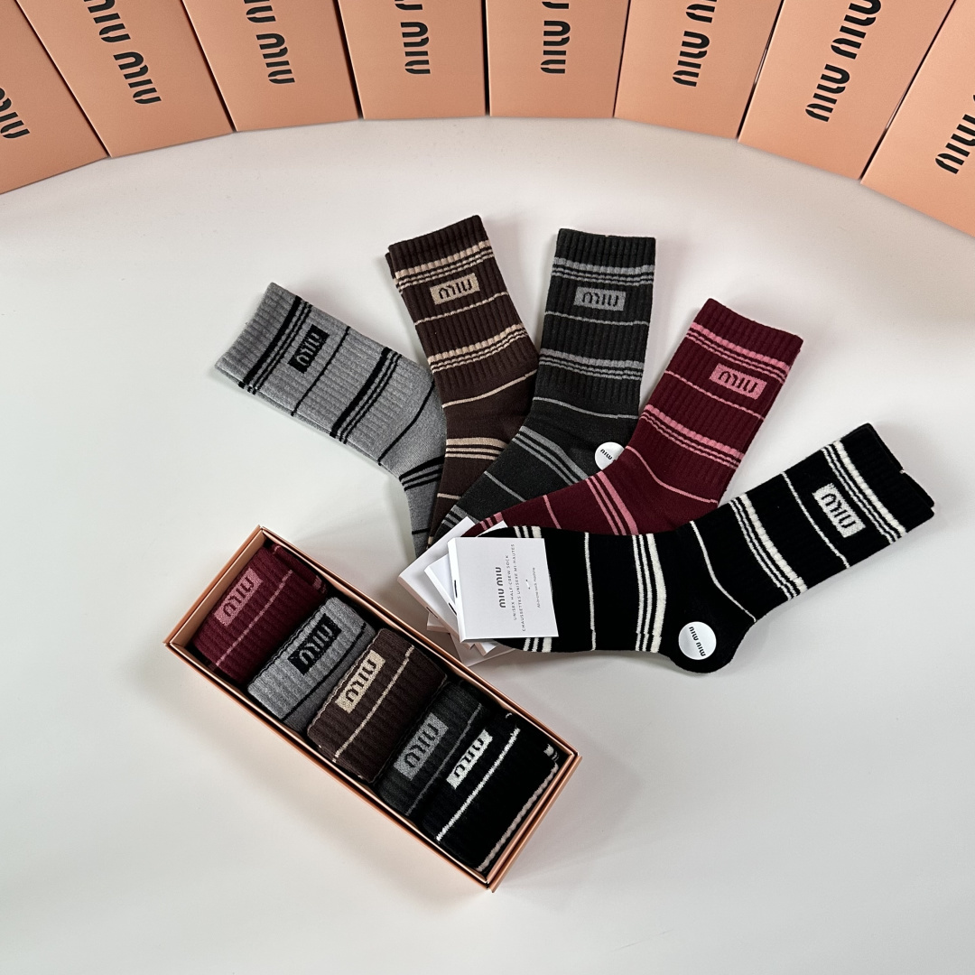 💛配专柜包装MiuMiu（缪缪）新款羊毛中长款堆堆袜袜子！一盒五双，专柜同步筒袜袜子，💛大牌出街，潮人必