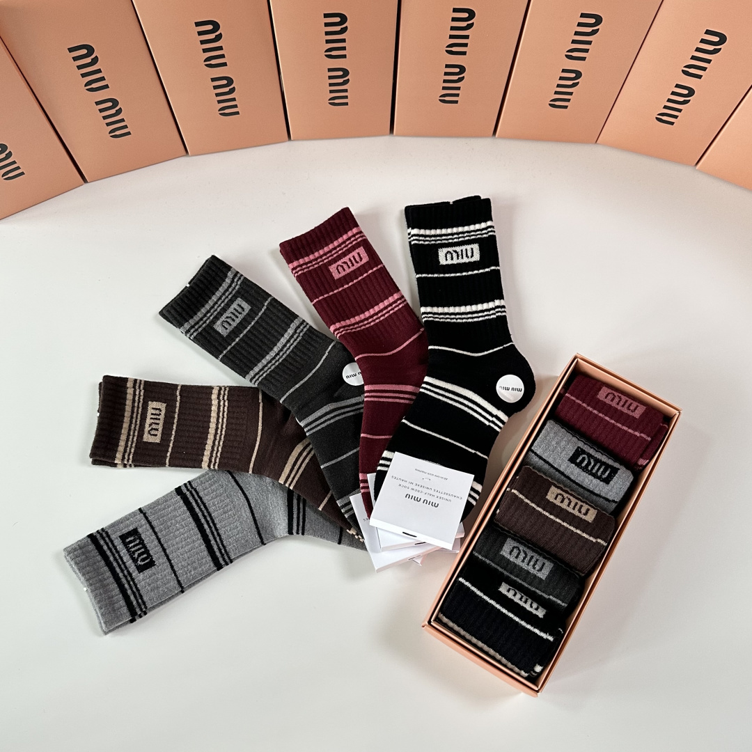 💛配专柜包装MiuMiu（缪缪）新款羊毛中长款堆堆袜袜子！一盒五双，专柜同步筒袜袜子，💛大牌出街，潮人必