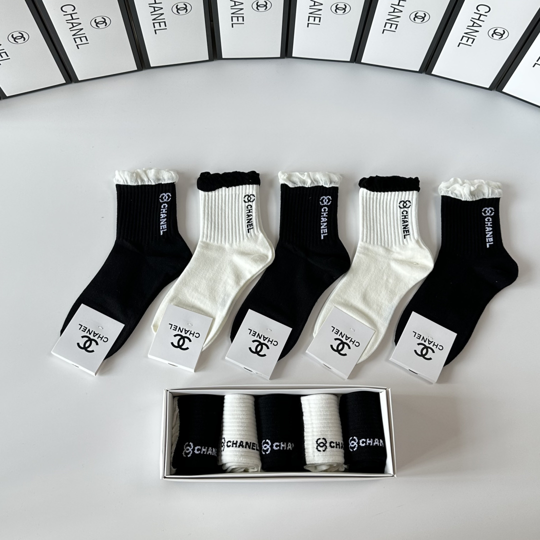 NO:618325,Special packaging Chanel (Chanel) new classic mid-length socks pile socks!  Five pairs in a box, counter-synchronized tube socks, big brands out on the street, a must-have for fashionistas, super easy to match. Socks, stockings, chanel, chanel, socks19860909特 配包装 Chanel（香奈儿）新款经典中长筒袜堆堆袜袜子！一盒五双, 专柜同步筒袜袜子,大牌出街,潮人必备超好搭.袜子丝袜,袜子,chanel,chanel,socks,accessory