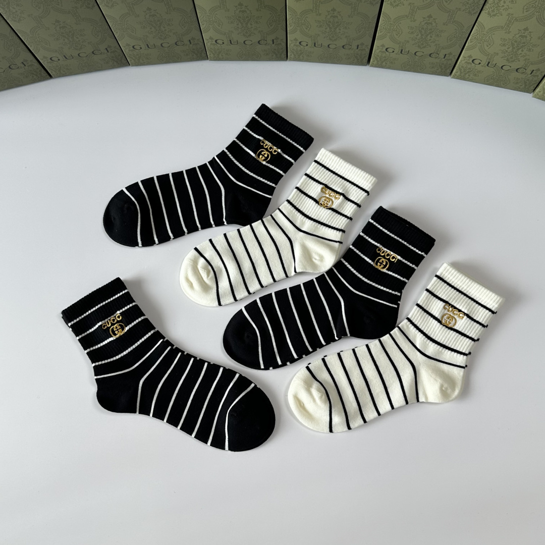 💛配包装Gucci（古驰）新款中长款堆堆袜袜子！一盒五双， 专柜同步筒款袜子，💛大牌出街，潮人必备🔥超好