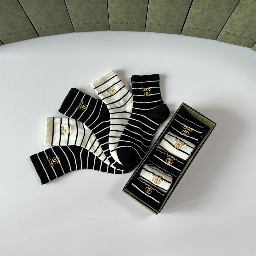 💛配包装Gucci（古驰）新款中长款堆堆袜袜子！一盒五双， 专柜同步筒款袜子，💛大牌出街，潮人必备🔥超好