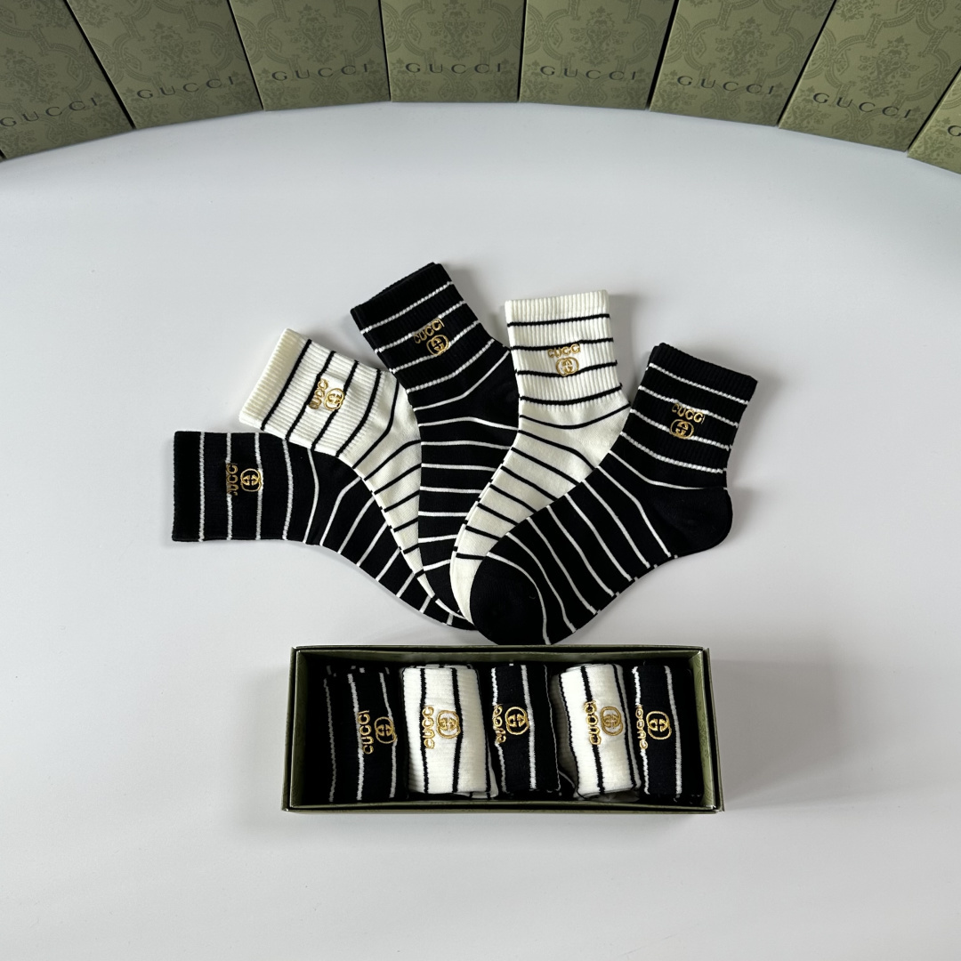 💛配包装Gucci（古驰）新款中长款堆堆袜袜子！一盒五双， 专柜同步筒款袜子，💛大牌出街，潮人必备🔥超好