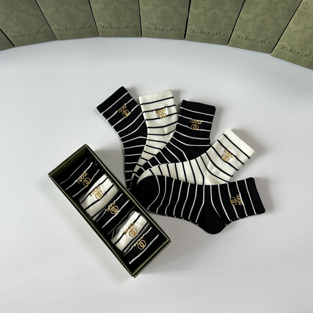 💛配包装Gucci（古驰）新款中长款堆堆袜袜子！一盒五双， 专柜同步筒款袜子，💛大牌出街，潮人必备🔥超好