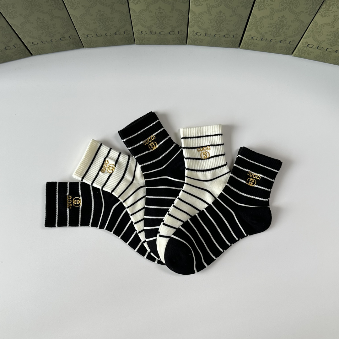 💛配包装Gucci（古驰）新款中长款堆堆袜袜子！一盒五双， 专柜同步筒款袜子，💛大牌出街，潮人必备🔥超好
