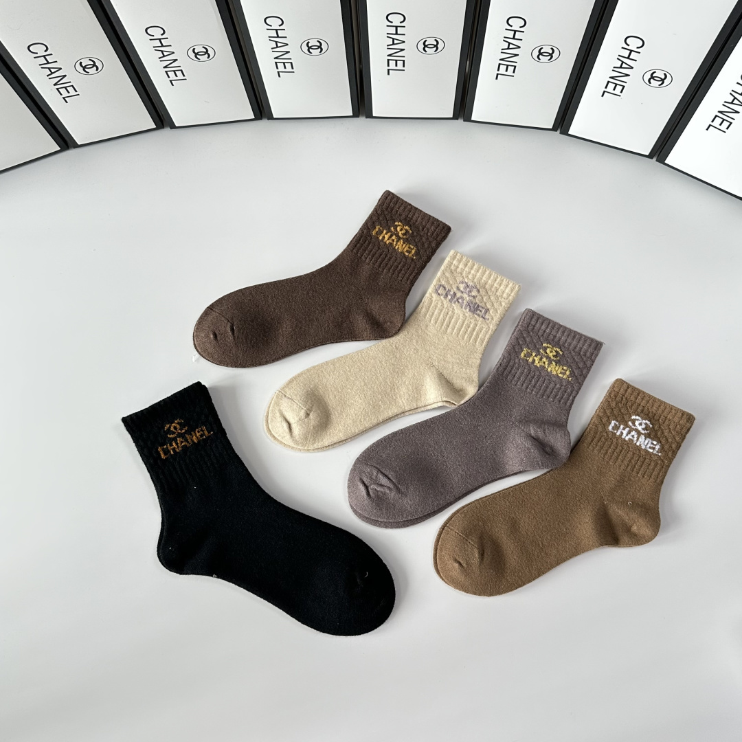 💛配专柜包装Chanel（香奈儿） 新款羊毛中长款堆堆袜袜子！一盒五双，专柜同步筒袜袜子，💛大牌出街，潮