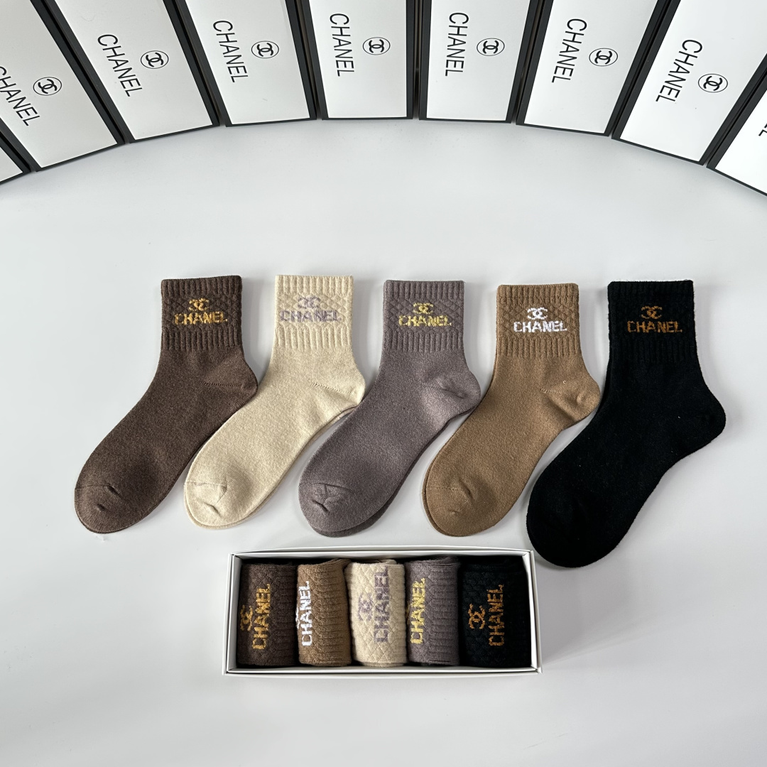 💛配专柜包装Chanel（香奈儿） 新款羊毛中长款堆堆袜袜子！一盒五双，专柜同步筒袜袜子，💛大牌出街，潮