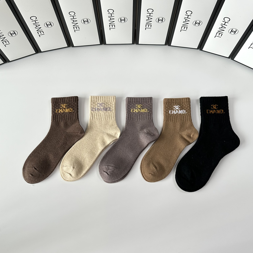 NO:618334,Specially equipped with counter packaging Chanel (Chanel) new wool mid-length pile socks!  Five pairs in a box, counter-synchronized tube socks, big brands out on the street, a must-have for fashionistas, super easy to match. Socks, stockings, chanel, chanel, socks19860909特 配专柜包装 Chanel（香奈儿） 新款羊毛中长款堆堆袜袜子！一盒五双,专柜同步筒袜袜子,大牌出街,潮人必备超好搭.袜子丝袜,袜子,chanel,chanel,socks,accessory