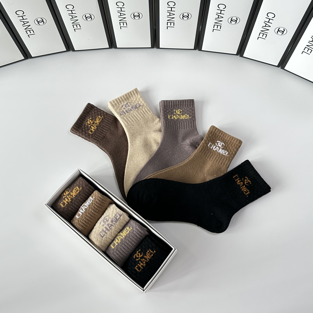 💛配专柜包装Chanel（香奈儿） 新款羊毛中长款堆堆袜袜子！一盒五双，专柜同步筒袜袜子，💛大牌出街，潮