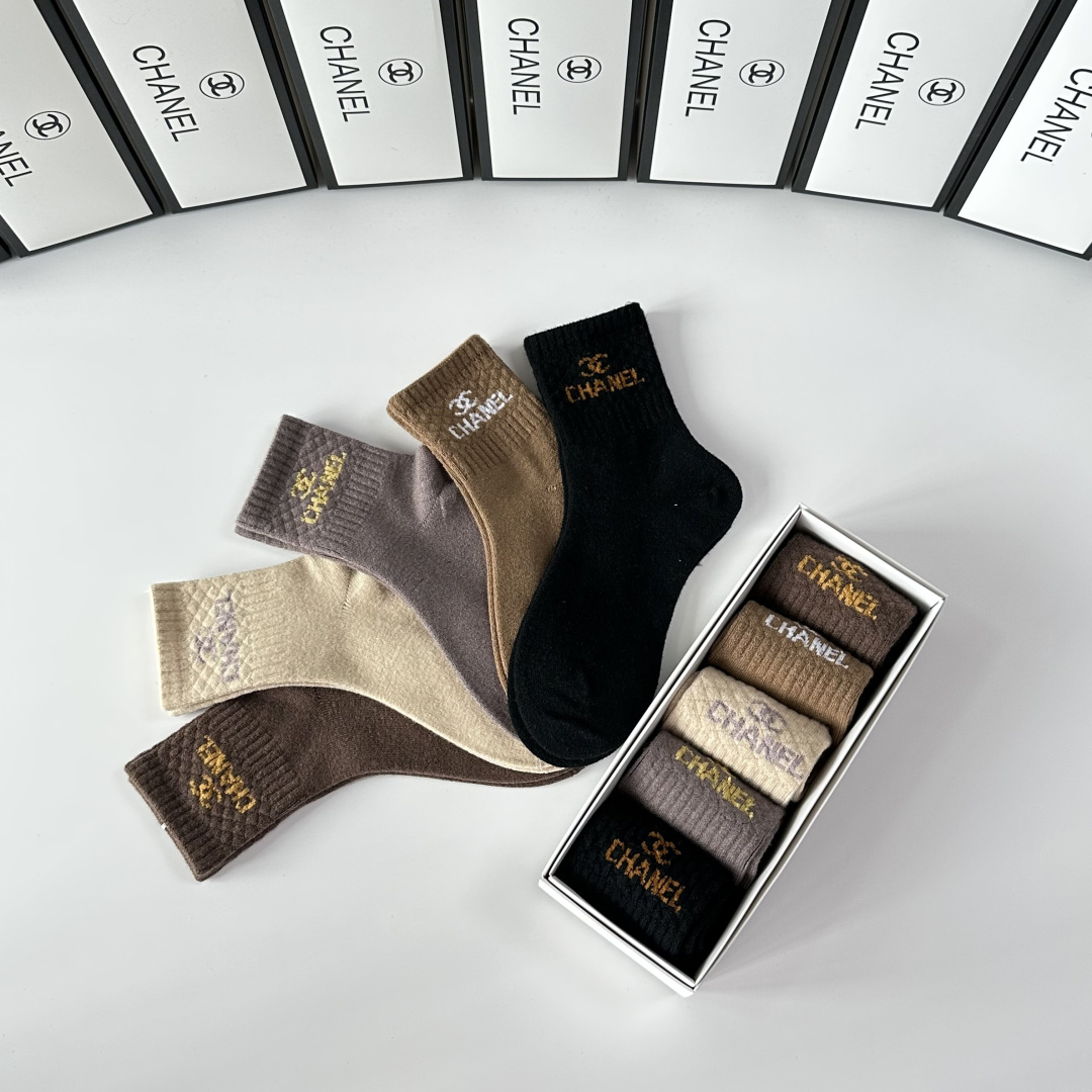 💛配专柜包装Chanel（香奈儿） 新款羊毛中长款堆堆袜袜子！一盒五双，专柜同步筒袜袜子，💛大牌出街，潮