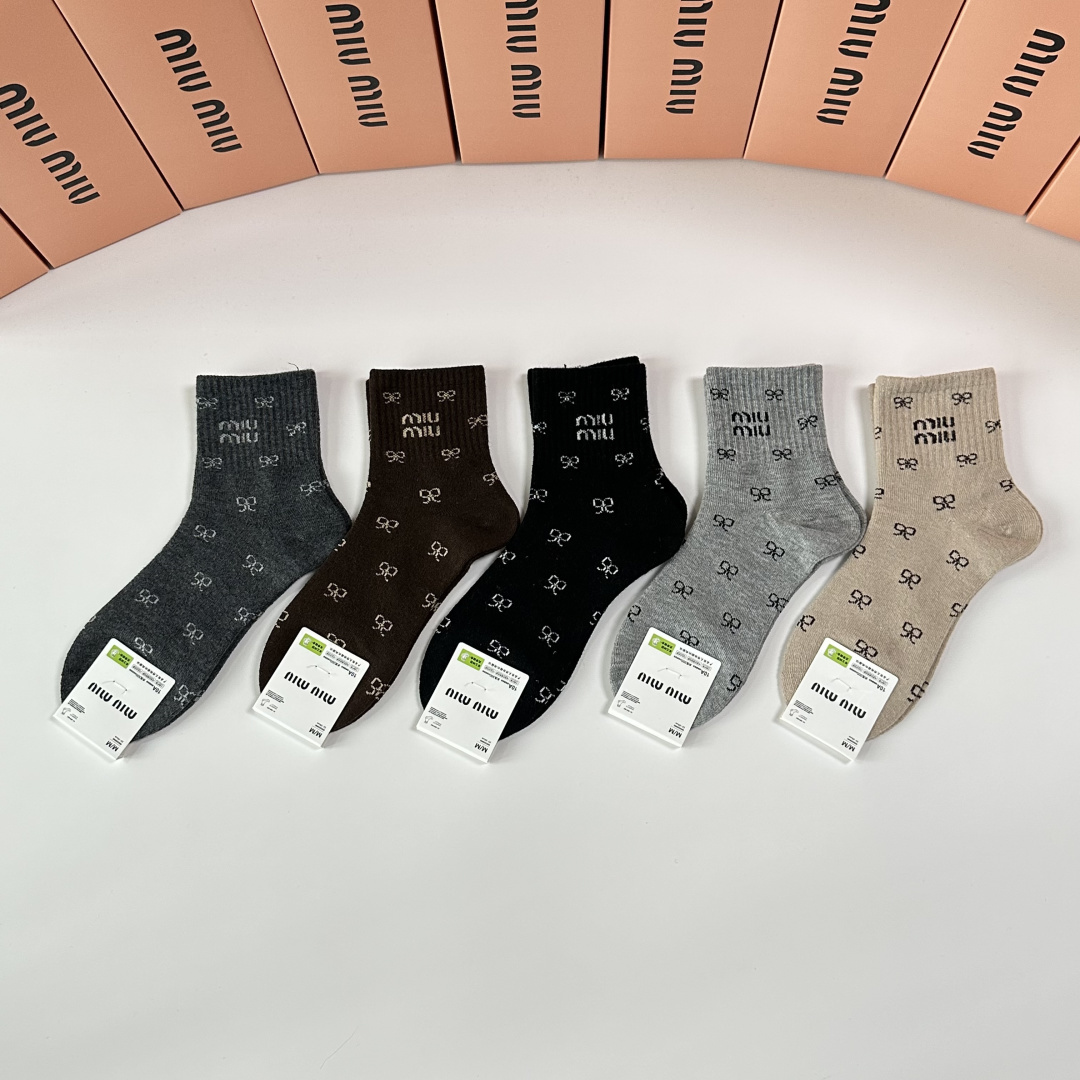 NO:618337,Specially equipped with counter packaging MiuMiu's new wool mid-length pile socks!  Five pairs in a box, counter-synchronized tube socks, big brands out on the street, a must-have for fashionistas, super easy to match. Socks, stockings, miumiu, socks19860909特 配专柜包装 MiuMiu（缪缪）新款羊毛中长款堆堆袜袜子！一盒五双,专柜同步筒袜袜子,大牌出街,潮人必备超好搭.袜子丝袜,袜子,miumiu,socks,accessory