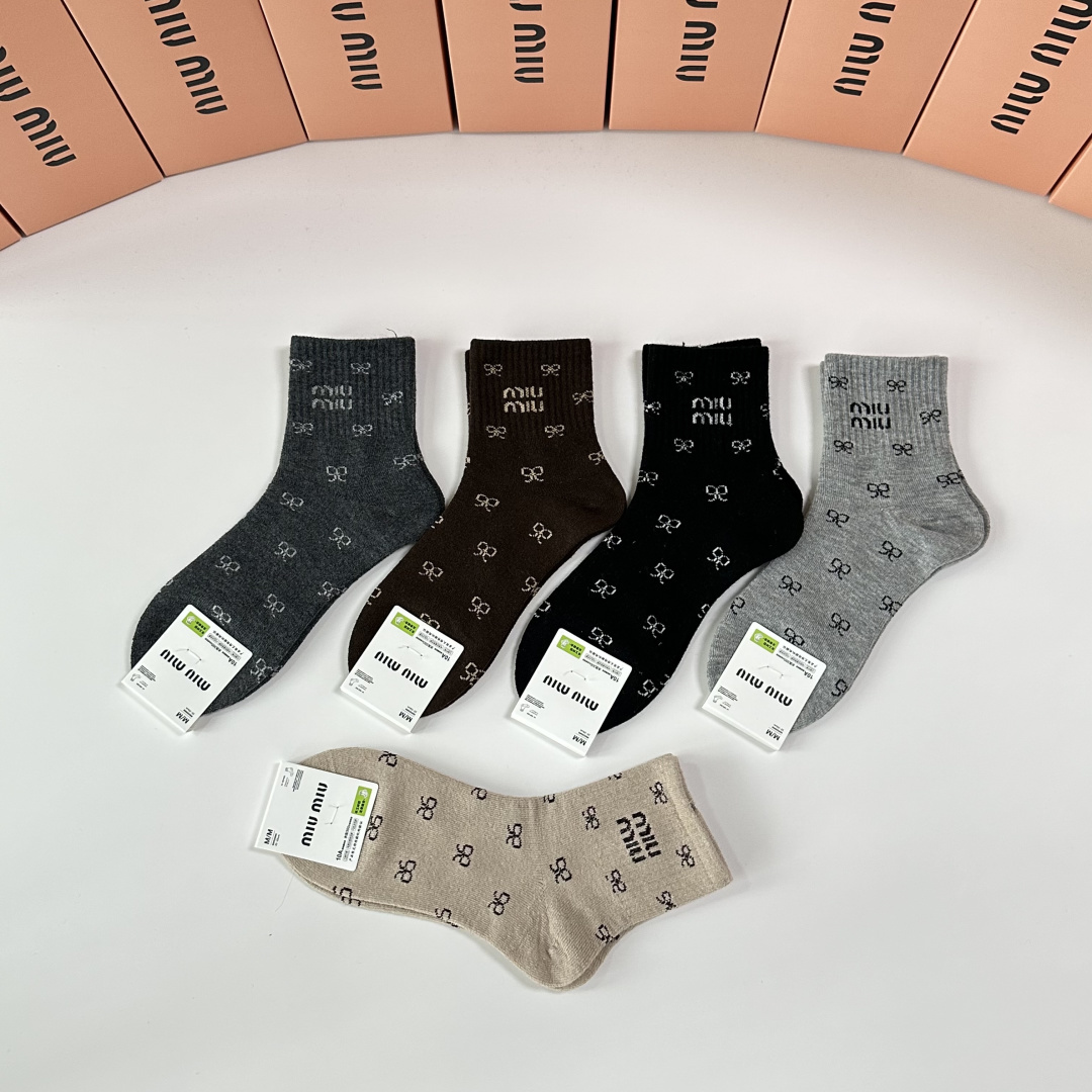 💛配专柜包装MiuMiu（缪缪）新款羊毛中长款堆堆袜袜子！一盒五双，专柜同步筒袜袜子，💛大牌出街，潮人必