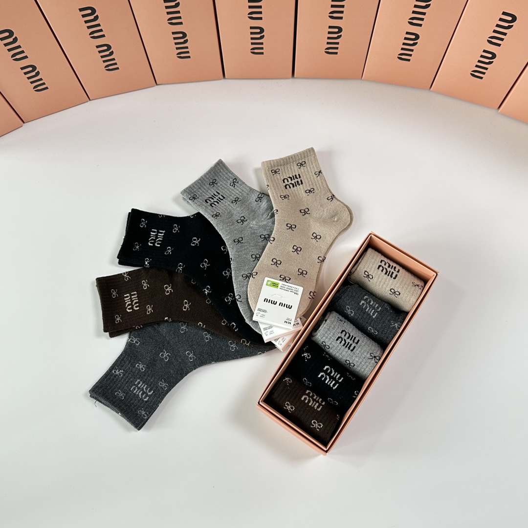 💛配专柜包装MiuMiu（缪缪）新款羊毛中长款堆堆袜袜子！一盒五双，专柜同步筒袜袜子，💛大牌出街，潮人必