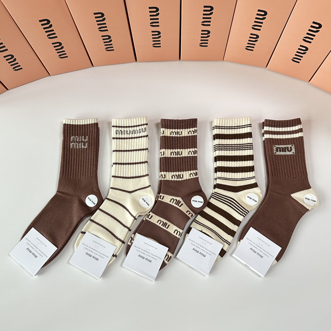 NO:618340,Specially equipped with counter packaging MiuMiu's new mid-length cashmere socks!  Five pairs in a box, counter-synchronized tube socks, big brands out on the street, a must-have for fashionistas, super easy to match. Socks, stockings, miumiu, socks19860909特 配专柜包装 MiuMiu（缪缪）新款羊绒中长款堆堆袜袜子！一盒五双,专柜同步筒袜袜子,大牌出街,潮人必备超好搭.袜子丝袜,袜子,miumiu,socks,accessory