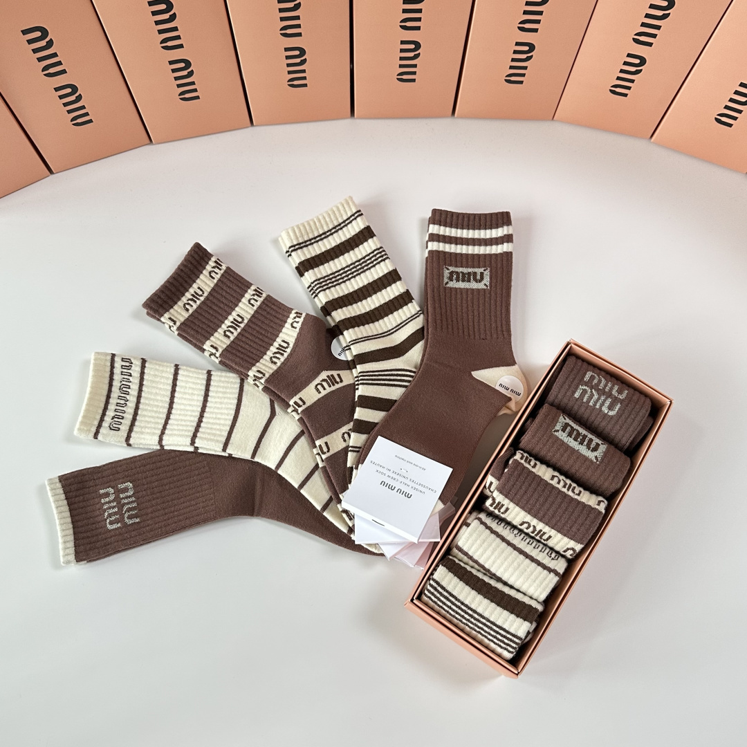 💛配专柜包装MiuMiu（缪缪）新款羊绒中长款堆堆袜袜子！一盒五双，专柜同步筒袜袜子，💛大牌出街，潮人必