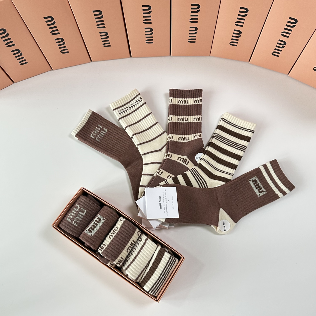 💛配专柜包装MiuMiu（缪缪）新款羊绒中长款堆堆袜袜子！一盒五双，专柜同步筒袜袜子，💛大牌出街，潮人必