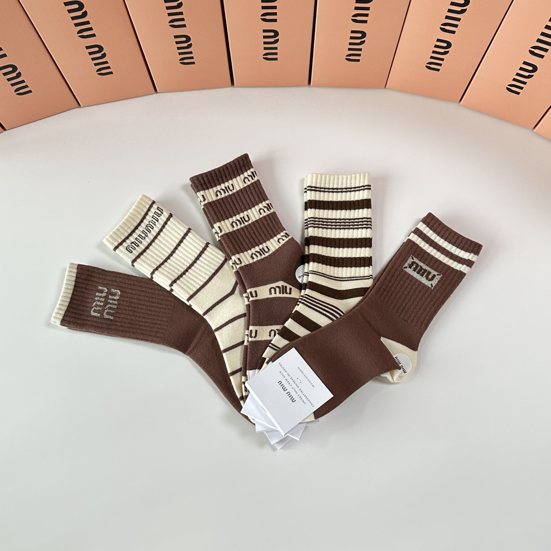 💛配专柜包装MiuMiu（缪缪）新款羊绒中长款堆堆袜袜子！一盒五双，专柜同步筒袜袜子，💛大牌出街，潮人必