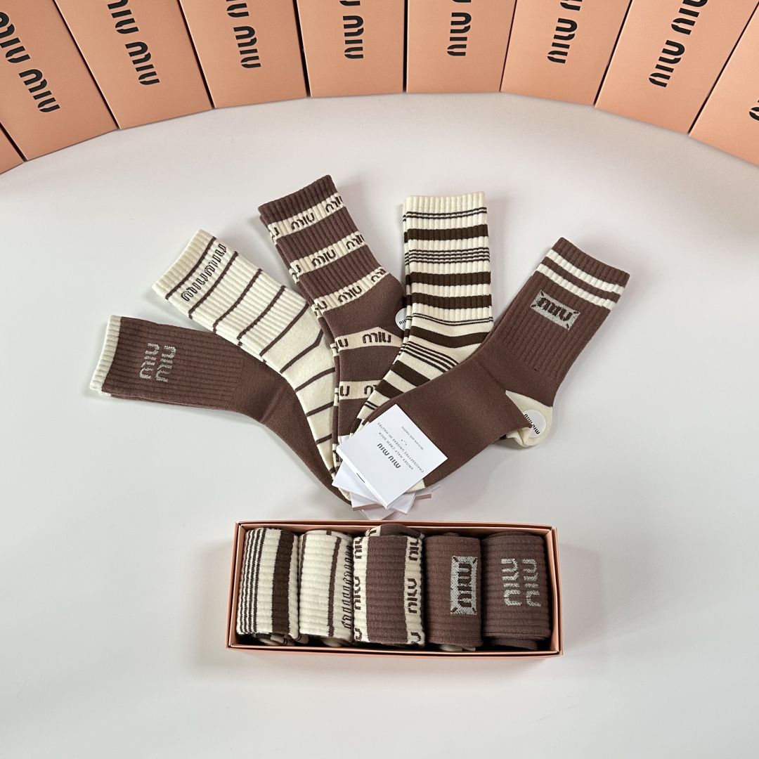 💛配专柜包装MiuMiu（缪缪）新款羊绒中长款堆堆袜袜子！一盒五双，专柜同步筒袜袜子，💛大牌出街，潮人必