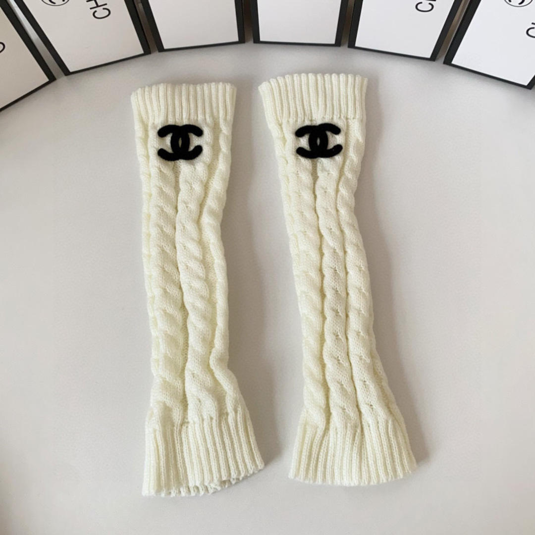 NO:618343,Special packaging Chanel (Chanel) this year's popular sock cover, can be used as sleeves or sock covers, one pair in a box, synchronized tube socks in the counter, big brands go out, a must-have for fashionistas, super easy to match. Socks and stockings, socks, chanel, chanel, socks19860909特 配包装 Chanel（香奈儿）今年爆火的一款袜套袜子,手袖、袜套两用,一盒一双,专柜同步筒袜袜子,大牌出街,潮人必备超好搭.袜子丝袜,袜子,chanel,chanel,socks,accessory