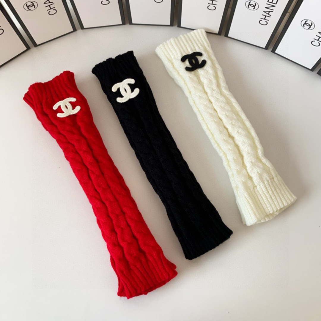 💛配包装Chanel（香奈儿）今年爆火的一款袜套袜子，手袖、袜套两用，一盒一双，专柜同步筒袜袜子，💛大牌