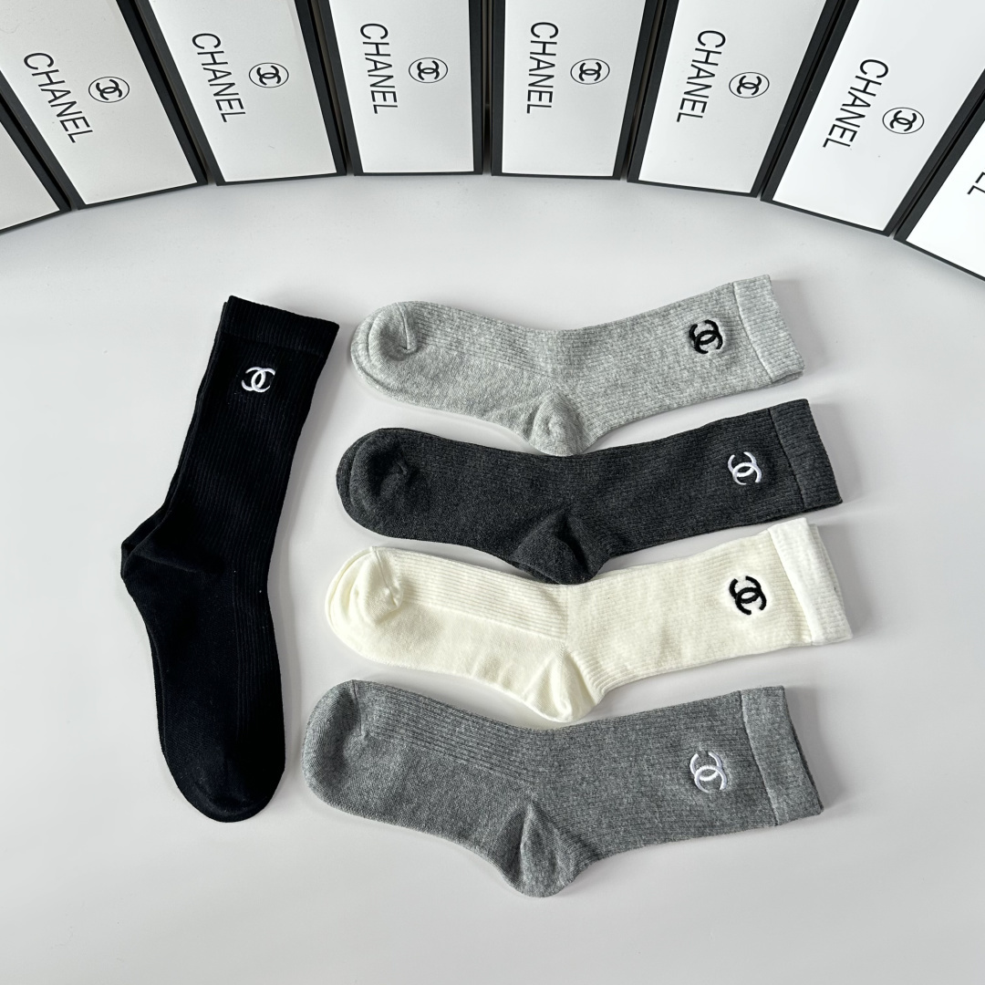 💛配包装Chanel（香奈儿）新款双针刺绣经典中长筒袜堆堆袜袜子！一盒五双， 专柜同步筒袜袜子，💛大牌出