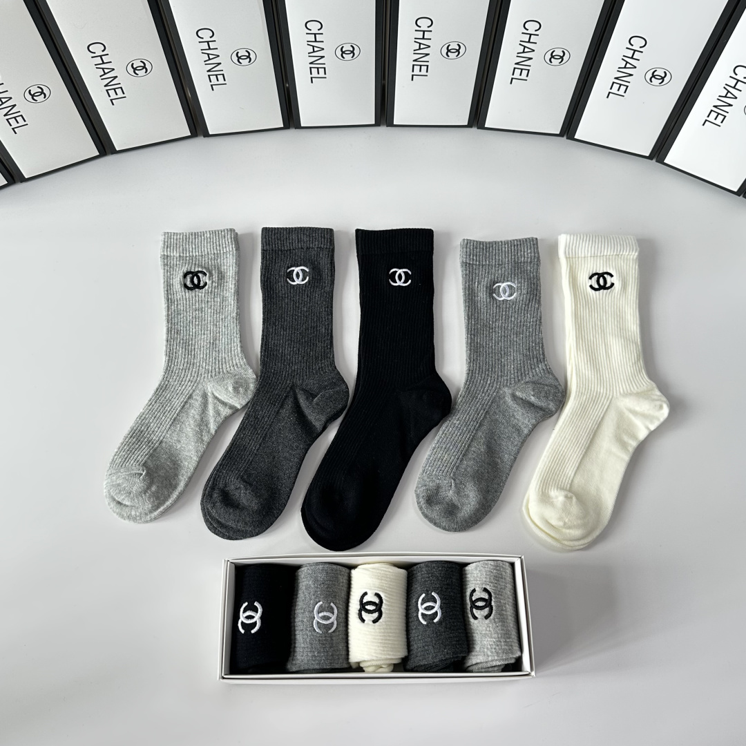 💛配包装Chanel（香奈儿）新款双针刺绣经典中长筒袜堆堆袜袜子！一盒五双， 专柜同步筒袜袜子，💛大牌出