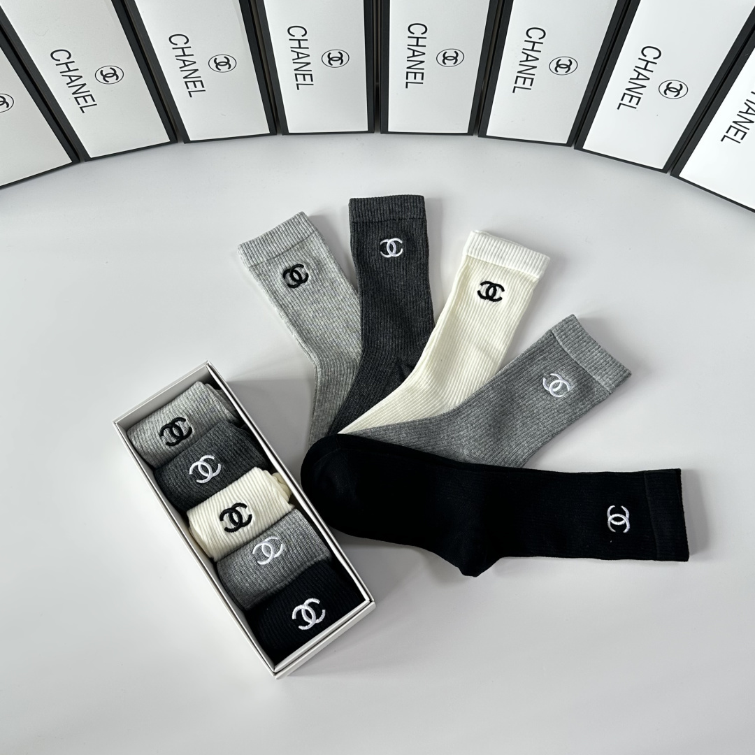 💛配包装Chanel（香奈儿）新款双针刺绣经典中长筒袜堆堆袜袜子！一盒五双， 专柜同步筒袜袜子，💛大牌出