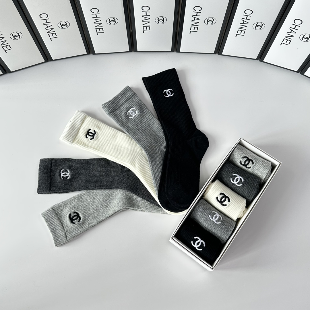 💛配包装Chanel（香奈儿）新款双针刺绣经典中长筒袜堆堆袜袜子！一盒五双， 专柜同步筒袜袜子，💛大牌出