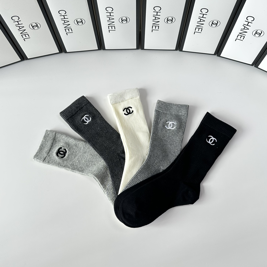 💛配包装Chanel（香奈儿）新款双针刺绣经典中长筒袜堆堆袜袜子！一盒五双， 专柜同步筒袜袜子，💛大牌出