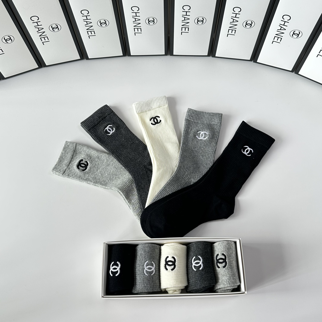 💛配包装Chanel（香奈儿）新款双针刺绣经典中长筒袜堆堆袜袜子！一盒五双， 专柜同步筒袜袜子，💛大牌出