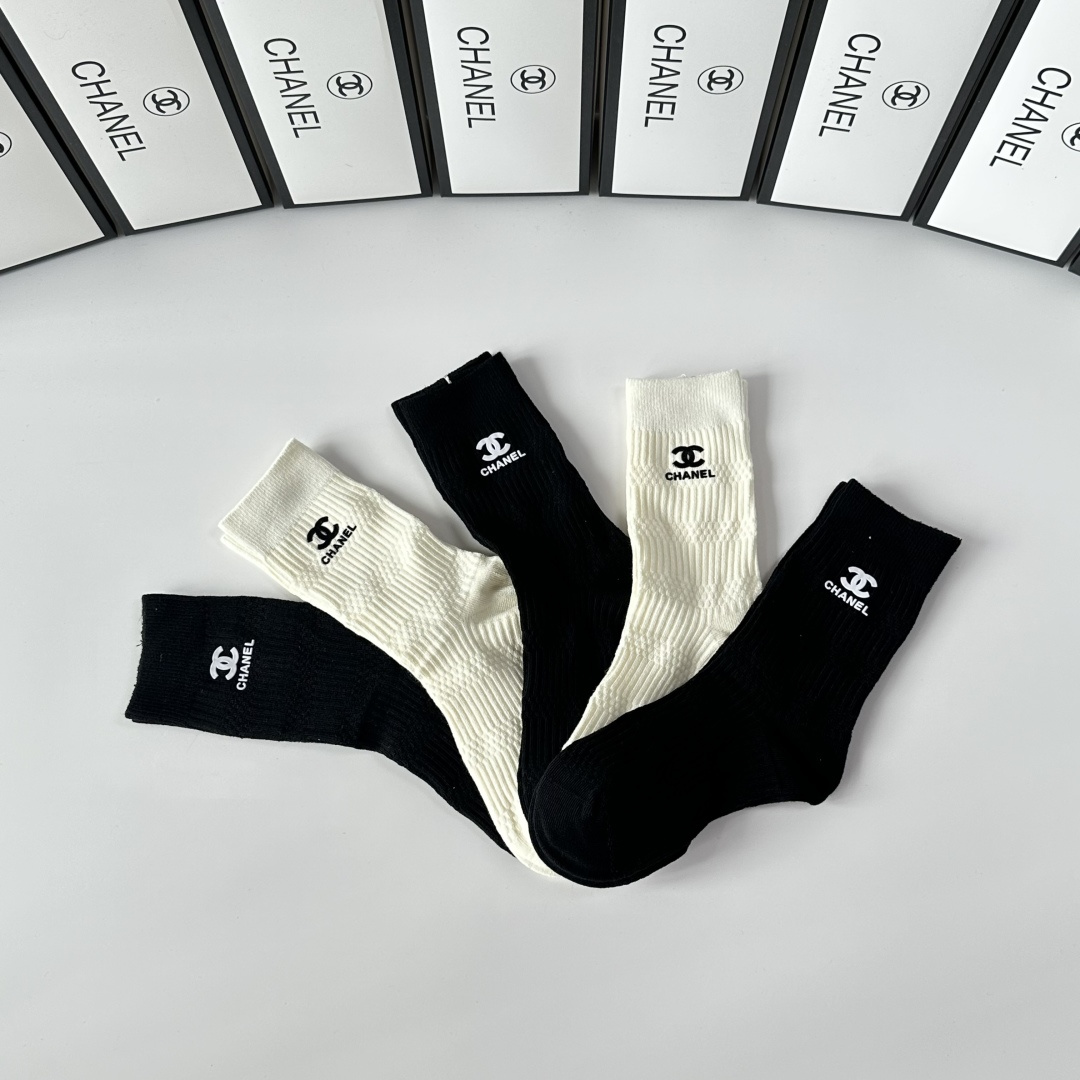 💛配专柜包装Chanel（香奈儿）新款烫印中长款堆堆袜袜子！一盒五双，专柜同步筒袜袜子，💛大牌出街，潮人