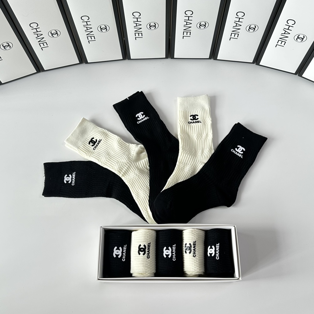 💛配专柜包装Chanel（香奈儿）新款烫印中长款堆堆袜袜子！一盒五双，专柜同步筒袜袜子，💛大牌出街，潮人