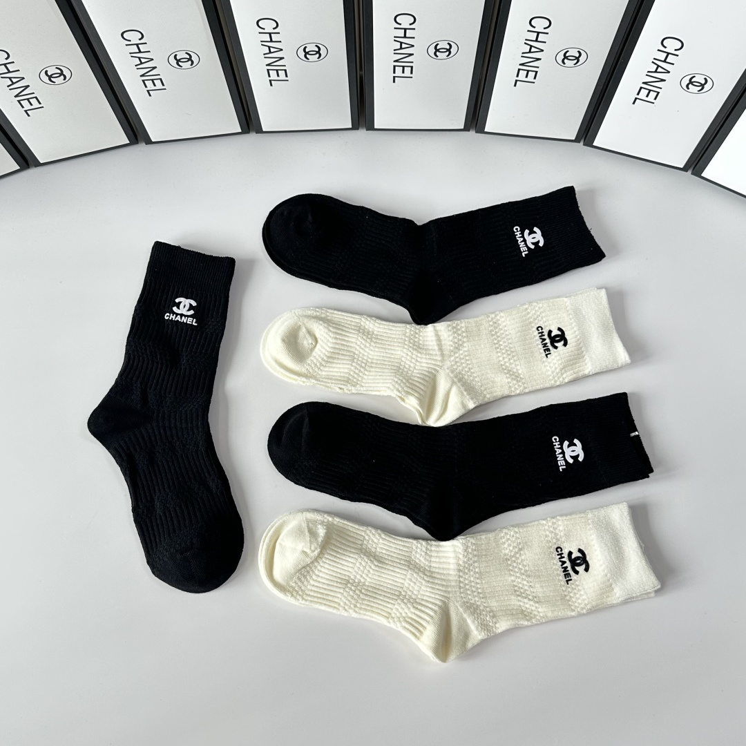 💛配专柜包装Chanel（香奈儿）新款烫印中长款堆堆袜袜子！一盒五双，专柜同步筒袜袜子，💛大牌出街，潮人