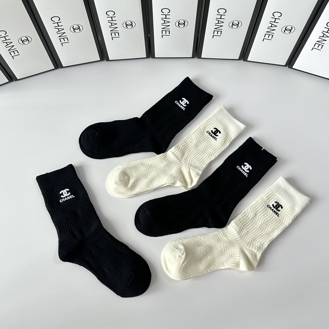 💛配专柜包装Chanel（香奈儿）新款烫印中长款堆堆袜袜子！一盒五双，专柜同步筒袜袜子，💛大牌出街，潮人