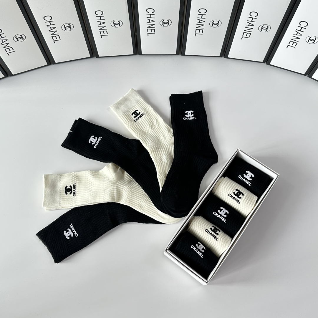 💛配专柜包装Chanel（香奈儿）新款烫印中长款堆堆袜袜子！一盒五双，专柜同步筒袜袜子，💛大牌出街，潮人