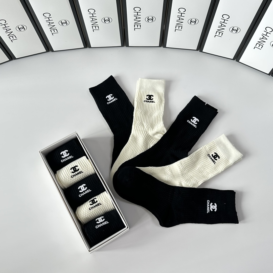 💛配专柜包装Chanel（香奈儿）新款烫印中长款堆堆袜袜子！一盒五双，专柜同步筒袜袜子，💛大牌出街，潮人