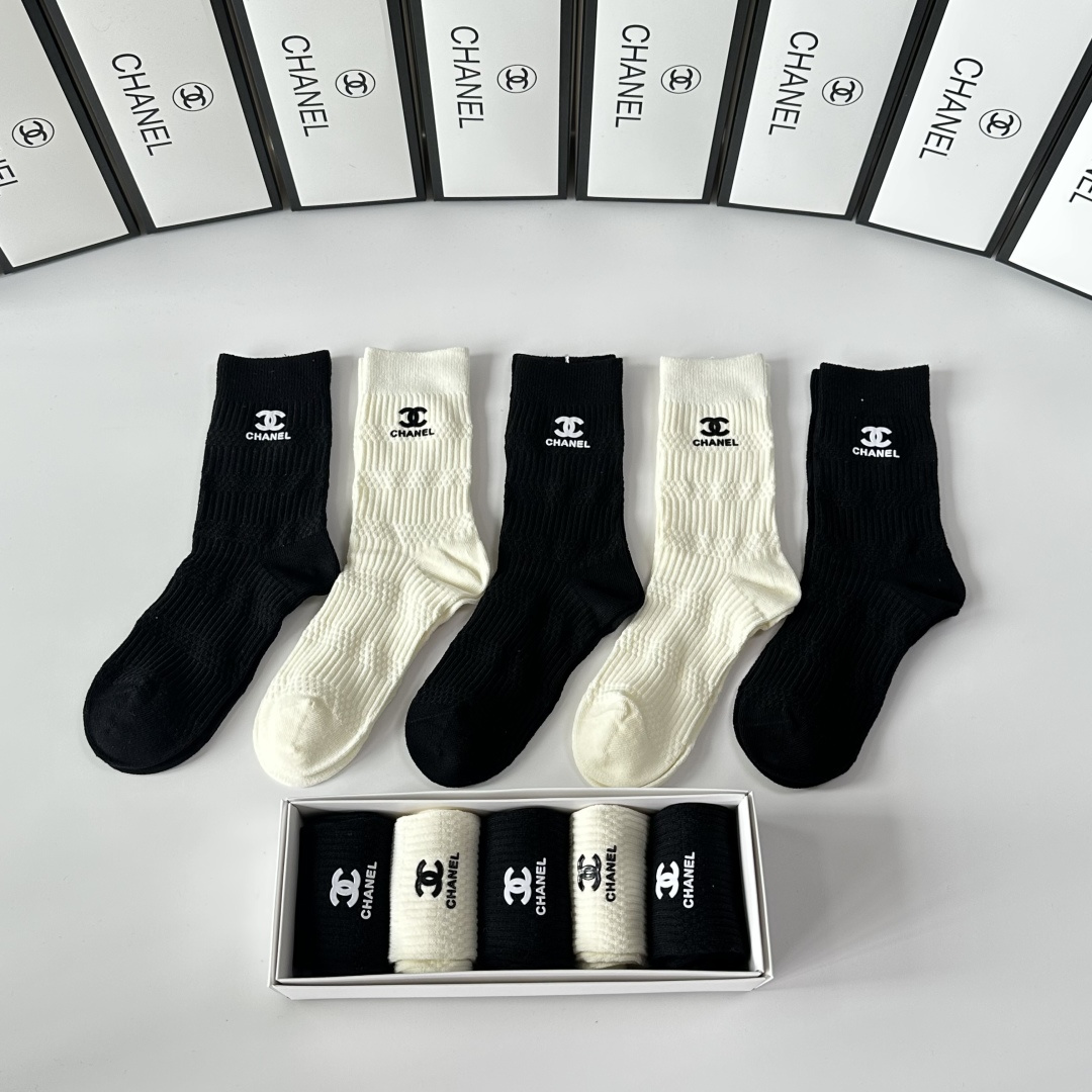 💛配专柜包装Chanel（香奈儿）新款烫印中长款堆堆袜袜子！一盒五双，专柜同步筒袜袜子，💛大牌出街，潮人