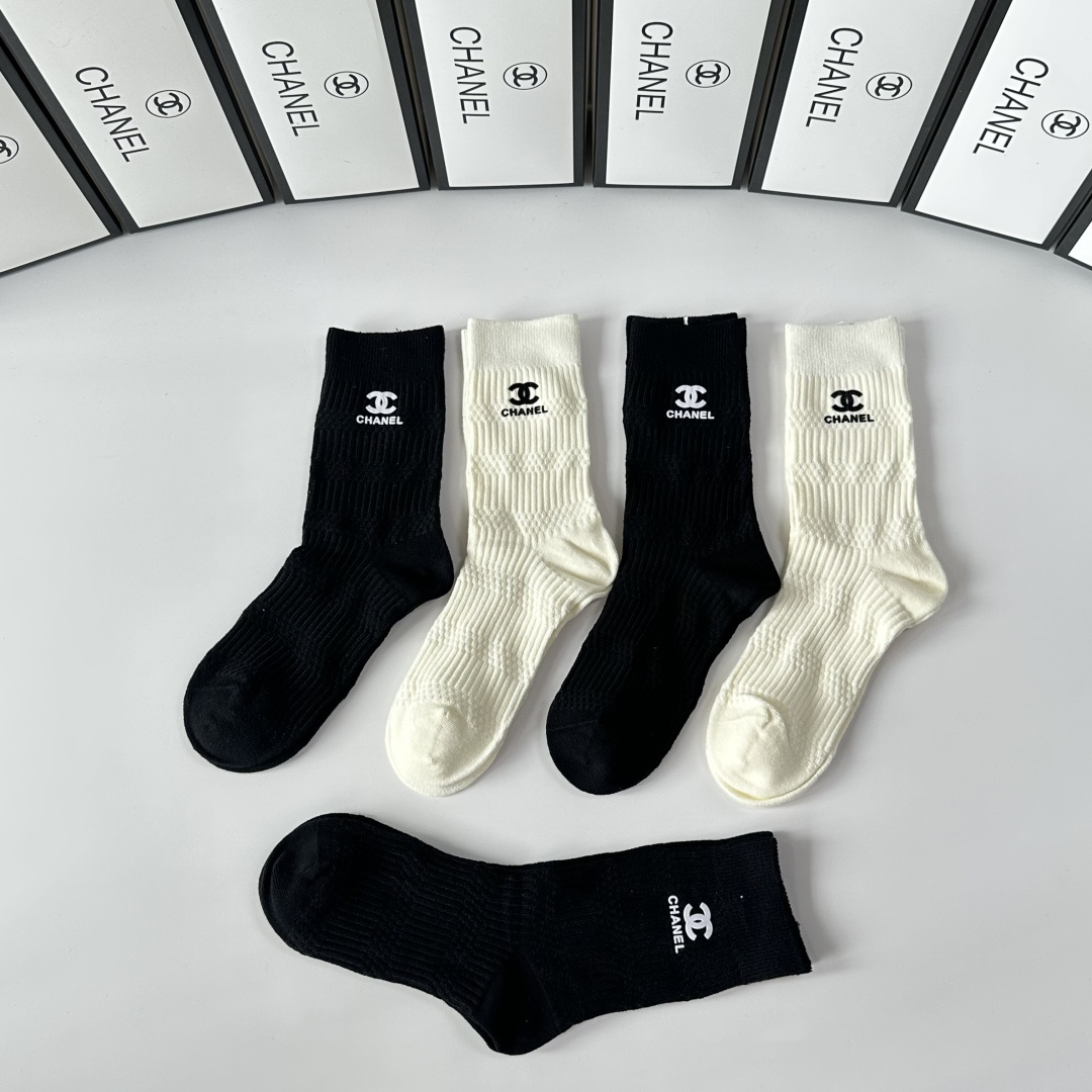 💛配专柜包装Chanel（香奈儿）新款烫印中长款堆堆袜袜子！一盒五双，专柜同步筒袜袜子，💛大牌出街，潮人