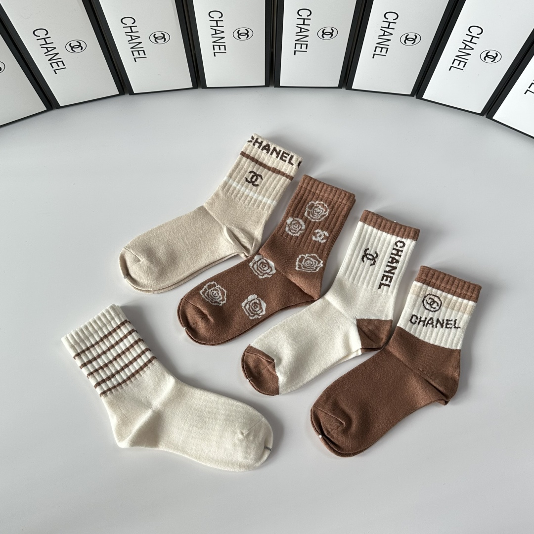 💛配专柜包装Chanel（香奈儿）新款中长款堆堆袜袜子！一盒五双，专柜同步筒袜袜子，💛大牌出街，潮人必备