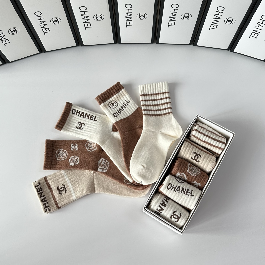 💛配专柜包装Chanel（香奈儿）新款中长款堆堆袜袜子！一盒五双，专柜同步筒袜袜子，💛大牌出街，潮人必备