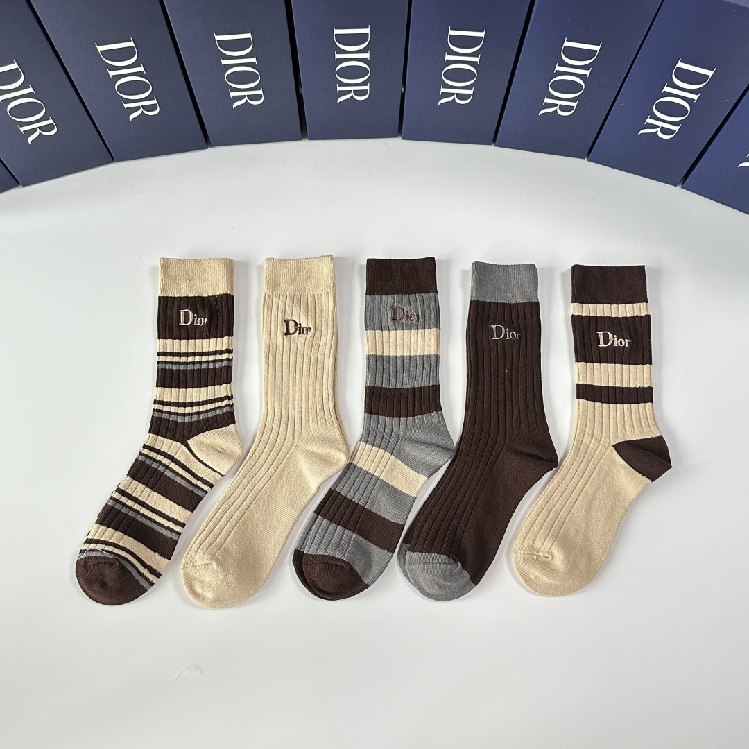 NO:618368,Specially packaged DIOR's new double-needle embroidered classic mid-length socks!  Five pairs in a box, counter-synchronized tube socks, big brands out on the street, a must-have for fashionistas, super easy to match. Socks, silk stockings, socks, dior, dior, socks19860909特配包装 DIOR（迪奥）新款双针刺绣经典中长筒袜堆堆袜袜子！一盒五双, 专柜同步筒袜袜子,大牌出街,潮人必备超好搭.袜子丝袜,袜子,dior,dior,socks,accessory
