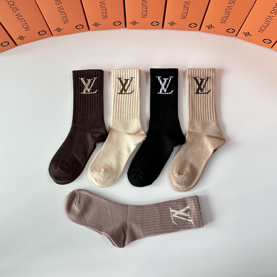 💛配专柜包装LV（路易威登）新款羊绒中长款堆堆袜袜子！一盒五双，专柜同步筒袜袜子，💛大牌出街，潮人必备🔥