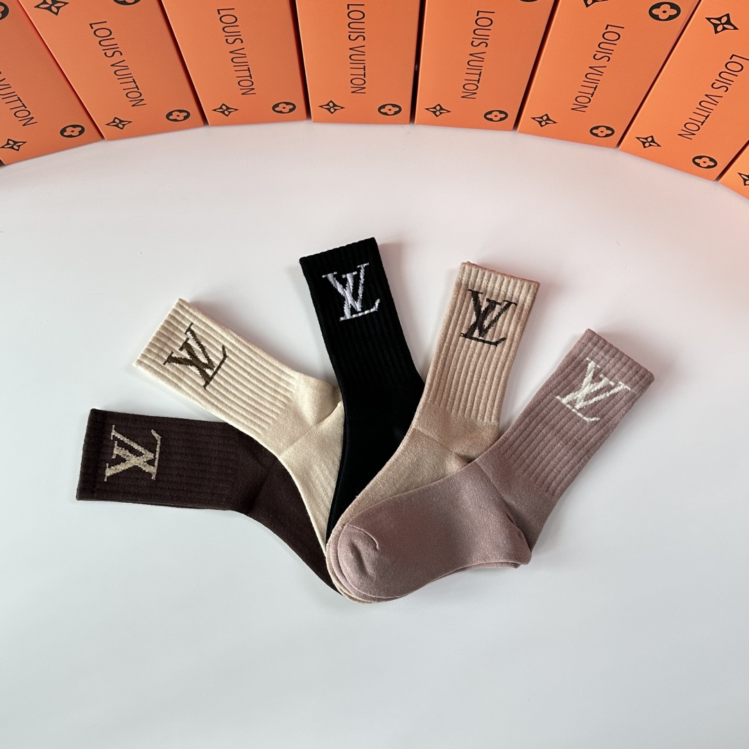 💛配专柜包装LV（路易威登）新款羊绒中长款堆堆袜袜子！一盒五双，专柜同步筒袜袜子，💛大牌出街，潮人必备🔥
