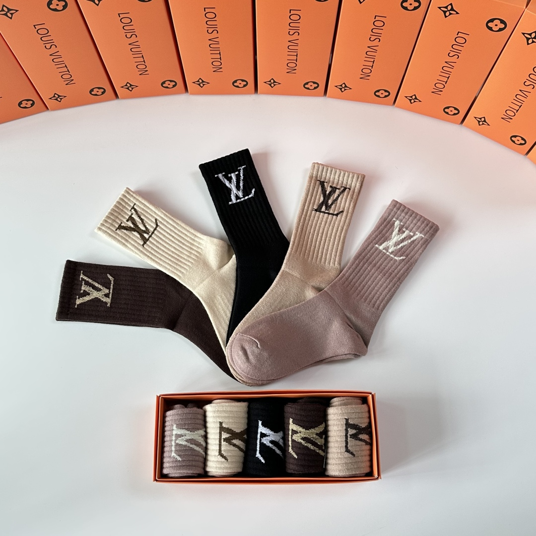 💛配专柜包装LV（路易威登）新款羊绒中长款堆堆袜袜子！一盒五双，专柜同步筒袜袜子，💛大牌出街，潮人必备🔥