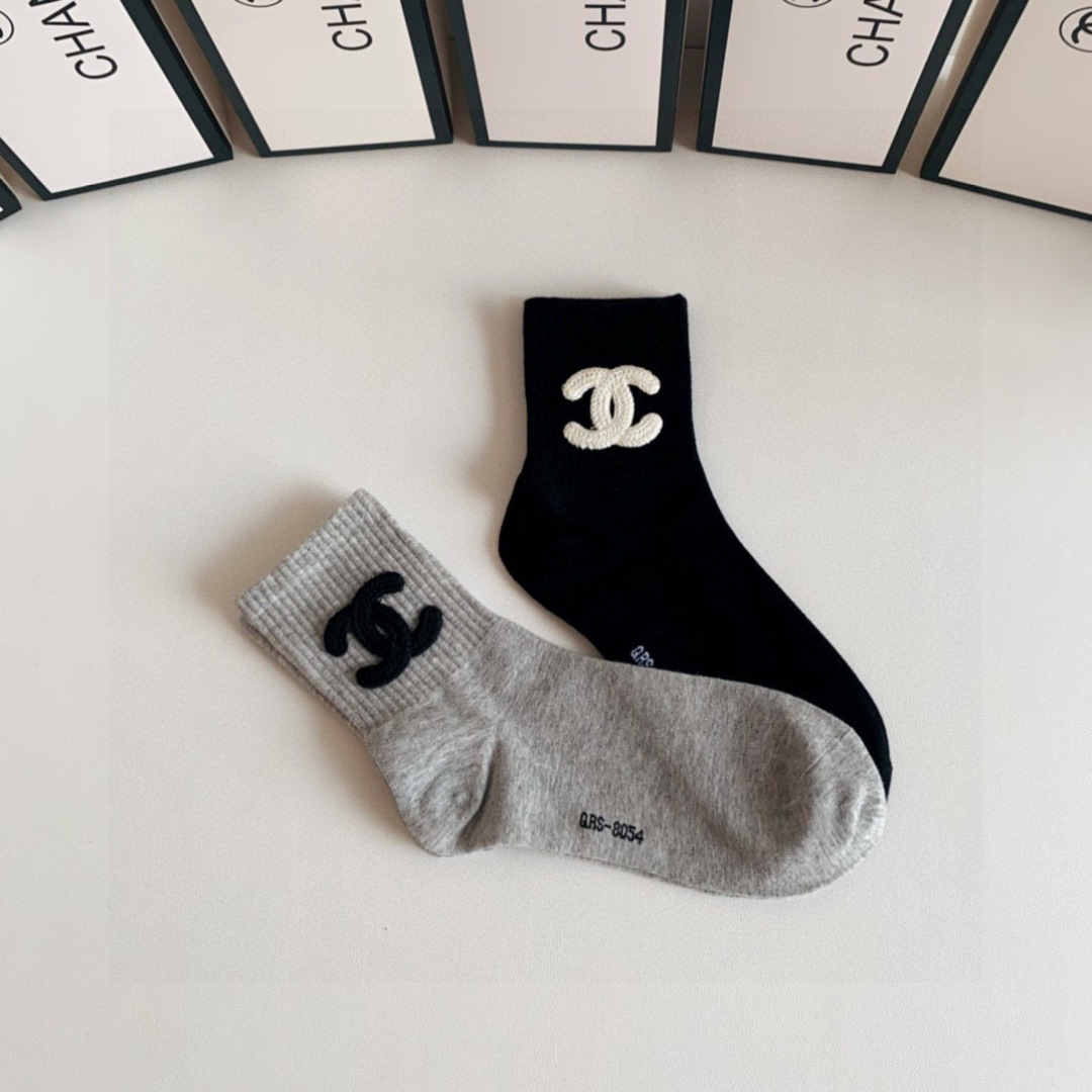 💛配包装Chanel（香奈儿）网红爆款#新款袜中长款堆堆袜袜子🧦！一盒两双，专柜同步筒袜袜子，💛大牌出街